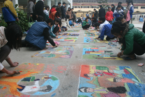 Các em học sinh khối THCS tham gia hội thi nội dung vẽ trên nền xi măng.